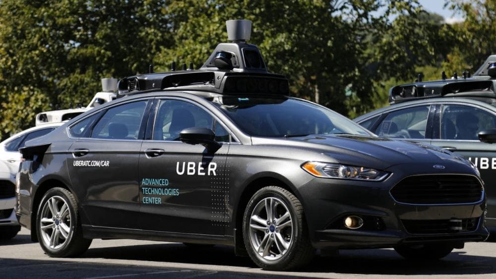 <b>Los troqueros no son los únicos en peligro de perder su modo de vida en manos de las tecnologías de auto conducción</b>: En septiembre de 2016 Uber puso en marcha su 
<b><a href="http://www.univision.com/noticias/vehiculos-autonomos/uber-comienza-a-usar-vehiculos-autonomos-en-pittsburgh" target="_blank">primer plan piloto</a></b> de prestación de servicios con vehículos de conducción autónoma en la ciudad de Pittsburgh donde funciona su Centro de Tecnologías Avanzadas Uber, creado en sociedad con la Universidad Carnegie Mellon. En la oportunidad del inicio de la implementación del plan piloto Travis Kalanick dijo en declaraciones a Bloomberg que “nuestro objetivo es prescindir de choferes en el vehículo”. Dos cosas quedan claras; ni la perdida de empleos en Estados Unidos está causada únicamente por la mudanza de plazas de trabajo a otros países, ni vivir de manejar para Uber 
<b>debe ser un plan a largo plazo</b>.