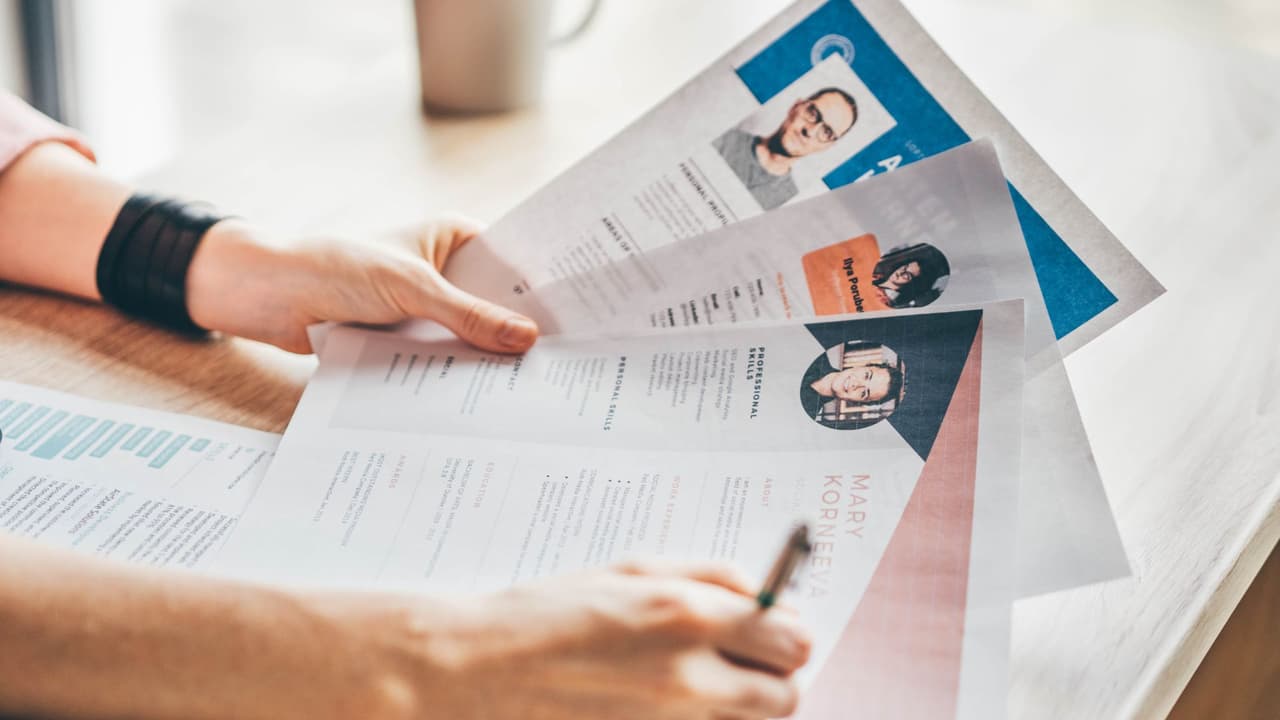 <h3 class="cms-H3-H3">Cómo prepararte para entrar </h3>
<b>Revisa tu región:</b> TWC publica proyecciones por ciudad y condado. Ahí verás cuáles ocupaciones tienen mayor crecimiento donde vives. 
<a href="https://www.twc.texas.gov/" target="_blank">Haz clic aquí para más información</a>.
<br>
<b>Busca programas cortos:</b> Community colleges en Texas ofrecen certificaciones en menos de un año para oficios como HVAC, CDL, mecatrónica o asistencia en salud. 
<a href="https://www.usnews.com/education/community-colleges/texas" target="_blank">Haz clic aquí para más información</a>. 
<br>
<b>Aprovecha ser bilingüe:</b> Hablar español es una ventaja en salud, educación y atención al cliente. Puede marcar la diferencia en tu contratación y en tu salario. 
<a href="https://www.univision.com/local/dallas-kuvn/clases-ingles-gratis-dallas-fort-worth-guia-2025-hispanos-texas-fotos" target="_blank">Encuentra aquí cursos de inglés gratis en Dallas - Fort Worth.</a>
<br>Sigue la pista de las inversiones. Donde el estado o grandes empresas ponen dinero (como Samsung en Taylor o Amazon en DFW), pronto habrá vacantes.