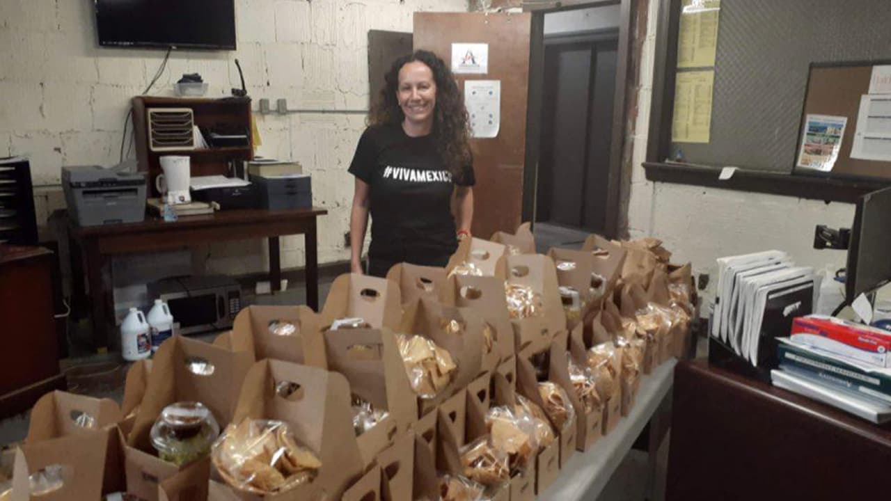 Al enterarse de la importancia y riesgo del trabajo de los empleados de Ambassador ante el coronavirus, la organización 
<a href="http://fundandfeed.org/" target="_blank">FundandFeed</a> se unió al restaurante Cuchara para reconocer su labor y les llevaron comidas gratis.