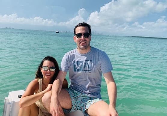 El también empresario terminó su mensaje con la frase
<b>"los amo"</b> y un emoticono de corazón, además de los 'hashtags' 'Fuck cancer', 'fuerza', 'fe', 'familia' y 'amor'.