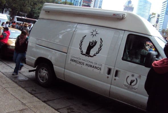 En el punto hubo al menos dos vehículos de la Comisión de Derechos Humanos del Distrito Federal (CDHDF).