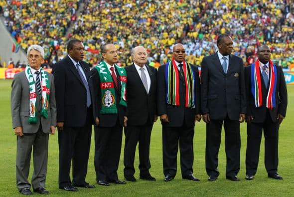 En plena crisis económica, el mandatario mexicano levantó ampula al viajar a Sudáfrica para asistir al partido amistoso entre la selección de ese país y México.