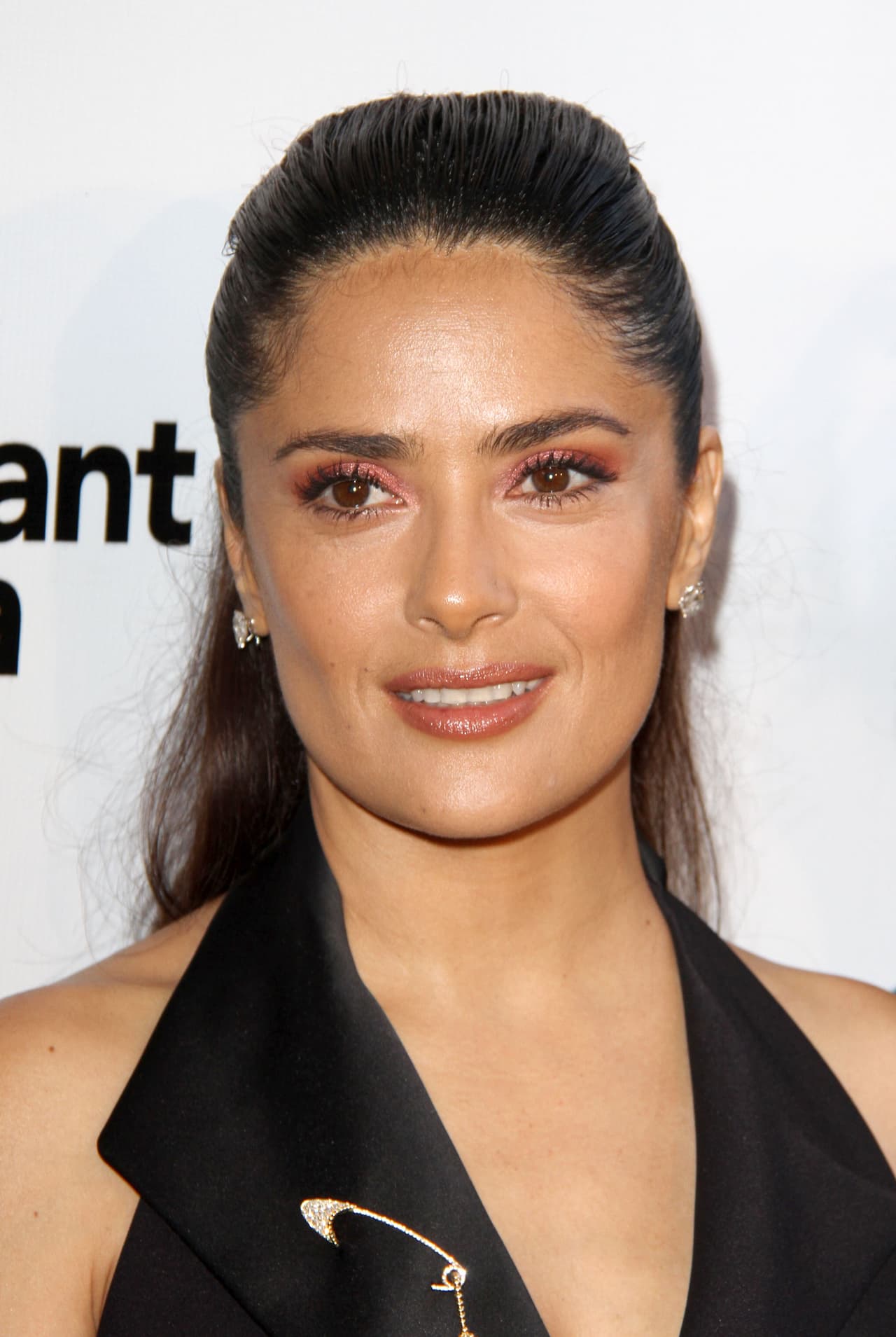 Hayek cautivó en la alfombra roja.