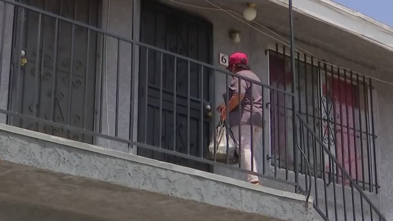 Alcalde de Los Ángeles firma paquete de ayuda para inquilinos que no pueden pagar sus rentas