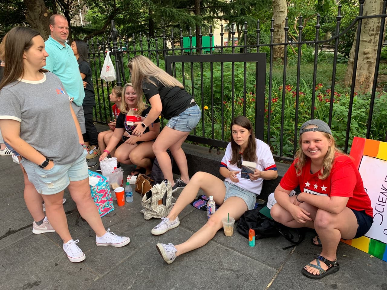 La joven activista Greta Thunberg y dos de los 21 jóvenes que presentaron una demanda constitucional por Cambio Climático contra el gobierno de Estados Unidos, hablen en la manifestación.