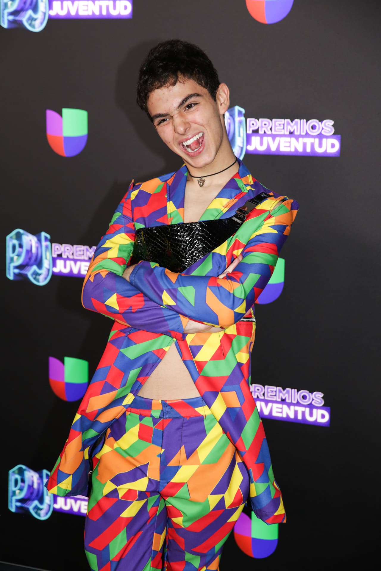 Joaquín Bondoni llegó a Premios Juventud usando este conjunto multicolor, que en principio constaba de un saco y un pantalón.