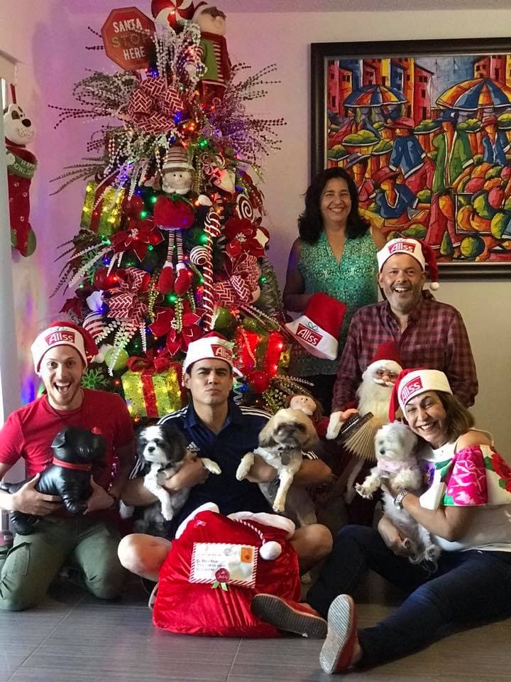 Orlando compartió esta imagen festejando por haber terminado el árbol de Navidad.