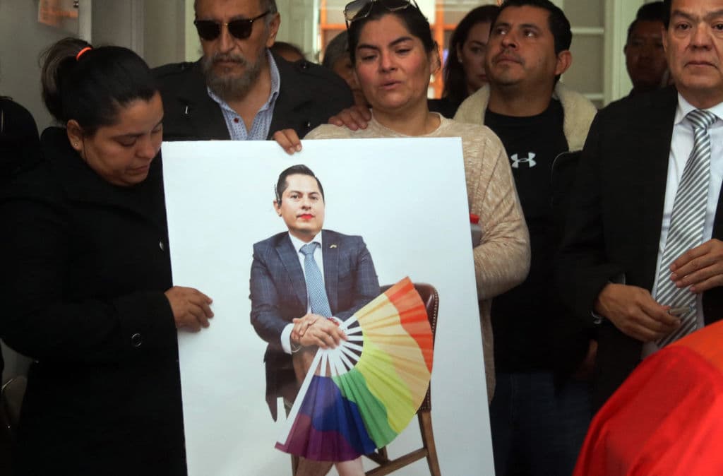 Familiares de Jesús Ociel Baena rinden tributo póstumo a quien fuera el primer 'magistrade' de México, la primera persona no binaria en forma parte de un tribunal en el país.