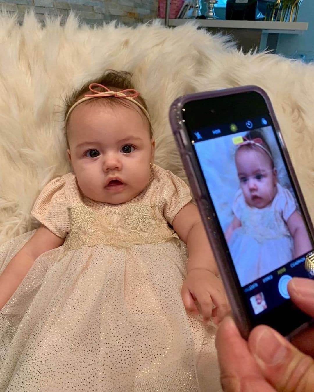 La conductora de noticias recibe múltiples mensajes con buenos deseos tanto de sus seguidores como de sus compañeros que la extrañan en el show. En el festejo del medio cumpleaños de su bebé aplaudieron la belleza de su hija y la gran labor que está haciendo como madre. 
<br>