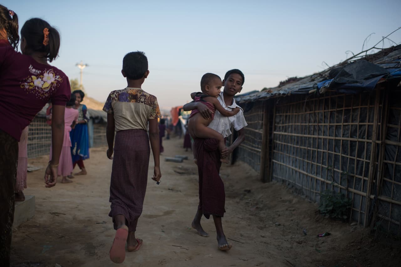 Mujeres solteras y niños representan aproximadamente una quinta parte de los refugiados rohingya en Bangladesh, según un estudio realizado por la agencia de refugiados de la ONU, ACNUR.