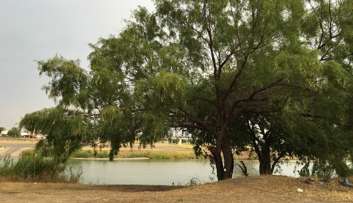 Del lado mexicano de la frontera, un vecindario humilde contiguo al Río Bravo, contrasta con un campo de golf, en el lado de Texas. Muchos de los recursos para obra pública en Coahuila han formado parte de las acusaciones de corrupción.