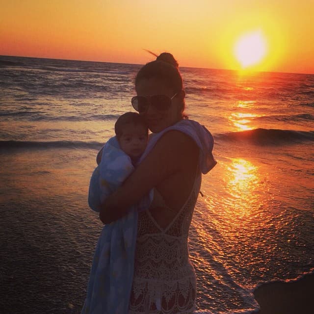 Emmanuel, el bebito de Ninel Conde y Giovanni Medina nació el 21 de octubre de 2014. Solo unas semanas después, la actriz y cantante lo llevó a conocer el mar.