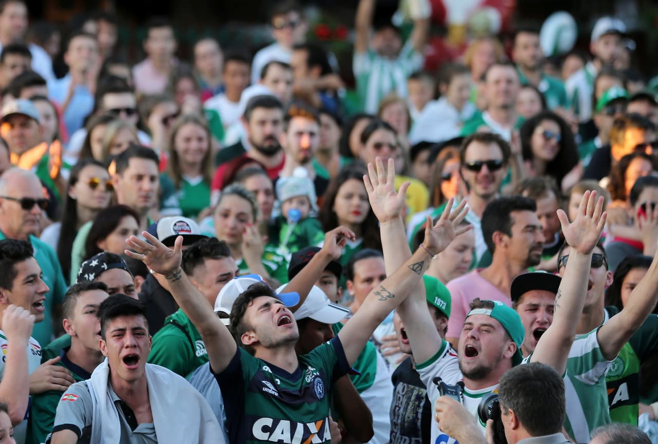 El Chapecoense tiene previsto realizar esta semana un velorio colectivo en el estadio para honrar a los jugadores, técnicos y empleados que fallecieron en la peor tragedia del fútbol brasileño. (Foto de Paulo Whitaker/Reuters)