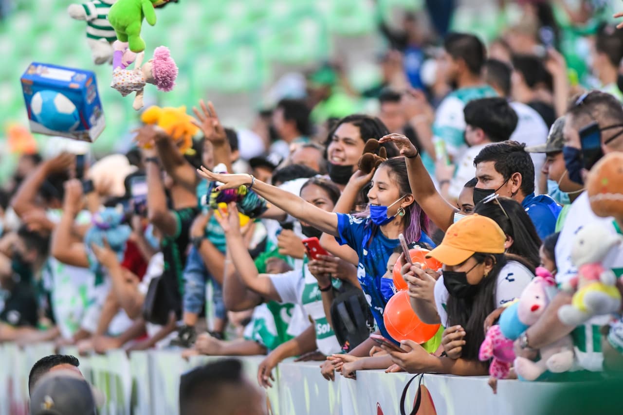 Aficionados participaron en la colecta de juguetes organizada por Santos para el día del niño en México.