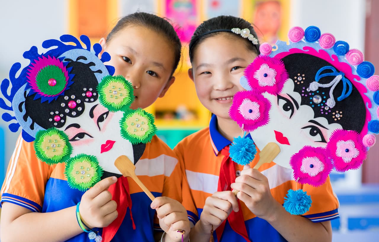 En China el solsticio de verano es una fecha donde se honra a las a las mujeres. Durante esta jornada se regalan abanicos de colores llamativos y perfumes. En la fotografía estudiantes de primaria con los abanicos que fabricaron para la festividad en Hohhot, al norte de China, en 2019.
<br>