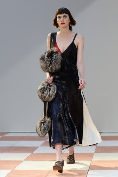 Céline presentó piezas completas de cuero como este vestido.