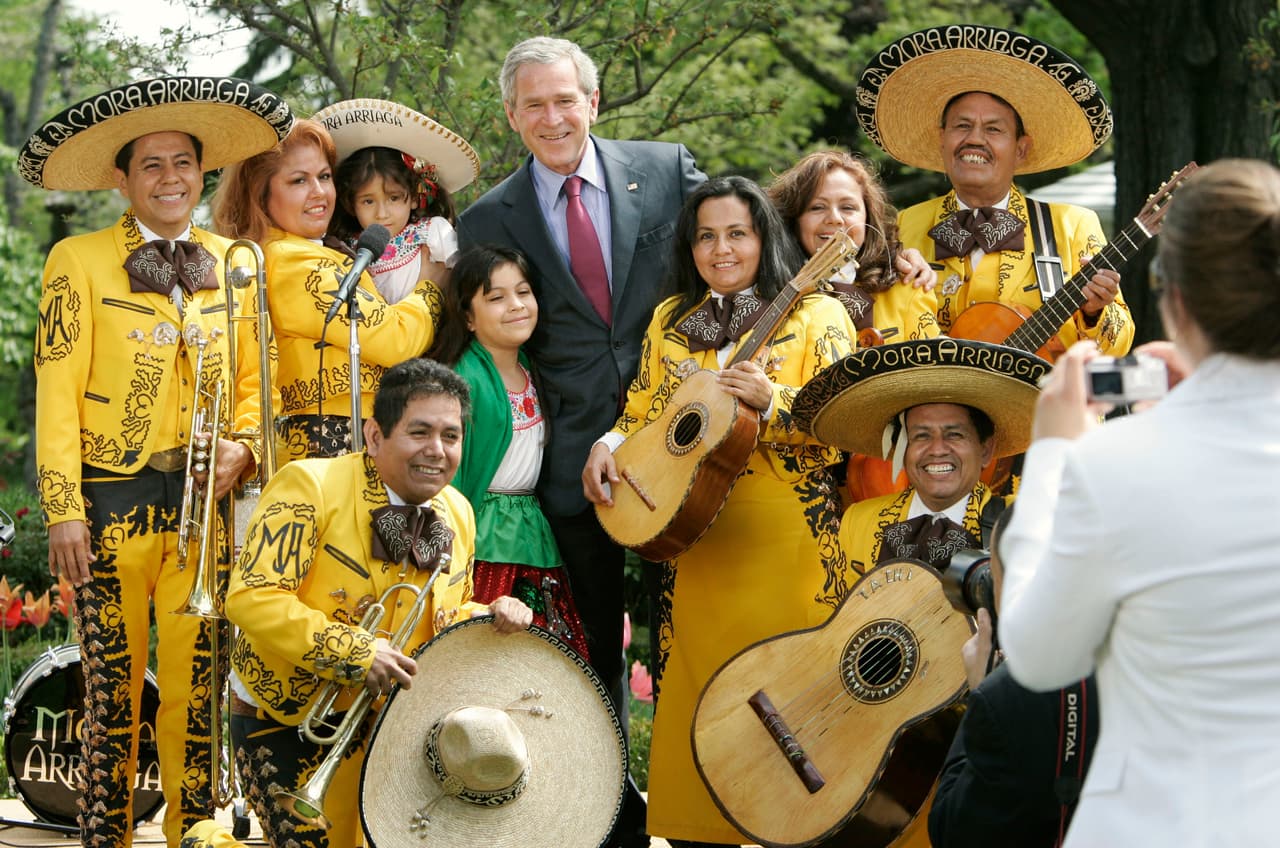 En 2005, el jardín sur de la Casa Blanca recibió a los artistas mexicanos para celebrar el 5 de mayo. El presidente George W. Bush se tomó una foto con los integrantes de la banda de los Hermanos Mora Arriaga.