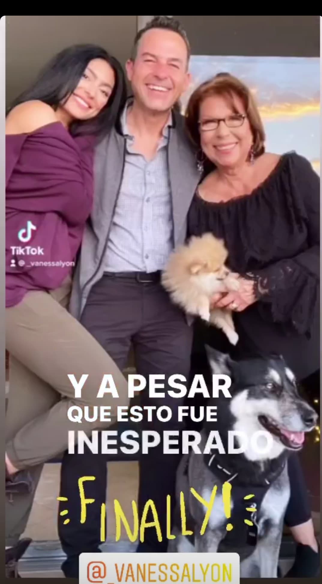 Su mamá y sus amores de cuatro patas (sus perritas Mía y Luna) ya conocen a la chica que le robó el corazón a Carlos y así de felices lucen juntos.