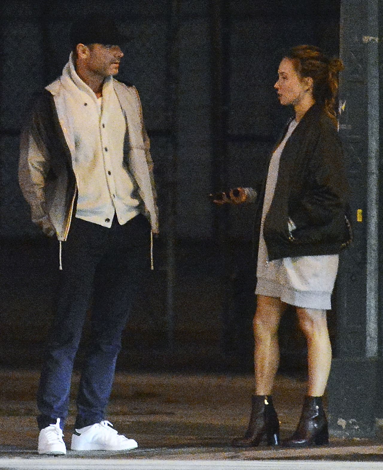 Después de la cena caminaron hasta el departamento de Liev.