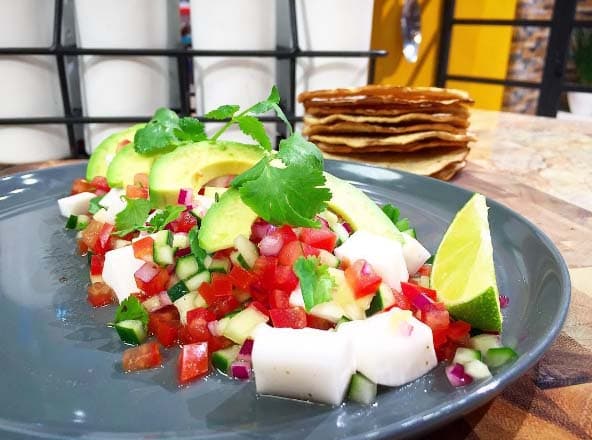 El Chef Oropeza nos hizo un exquisito ceviche de coco con pepino y aguacate. ¿No se te antoja?.