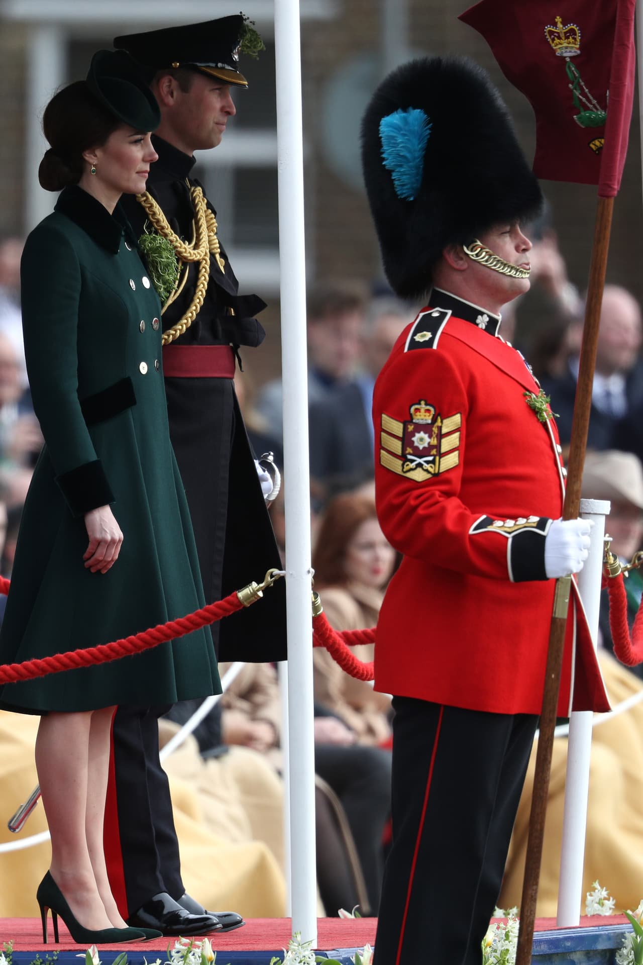 Kate y William con el Primer Batallón de las Guardias Irlandesas durante el Día de San Patricio, el viernes 17 de marzo, 2017.