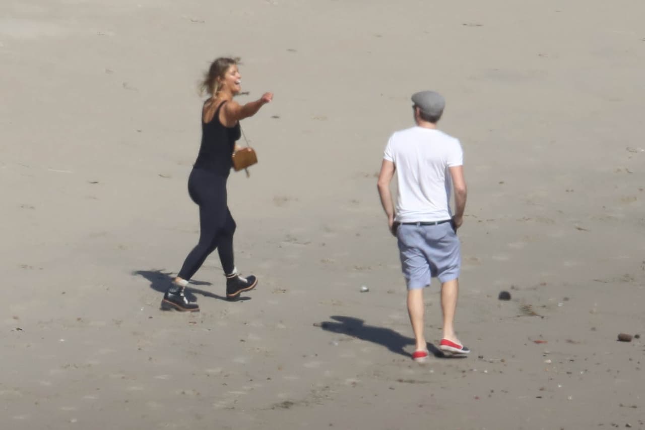 La parejita se divertía en la arena.