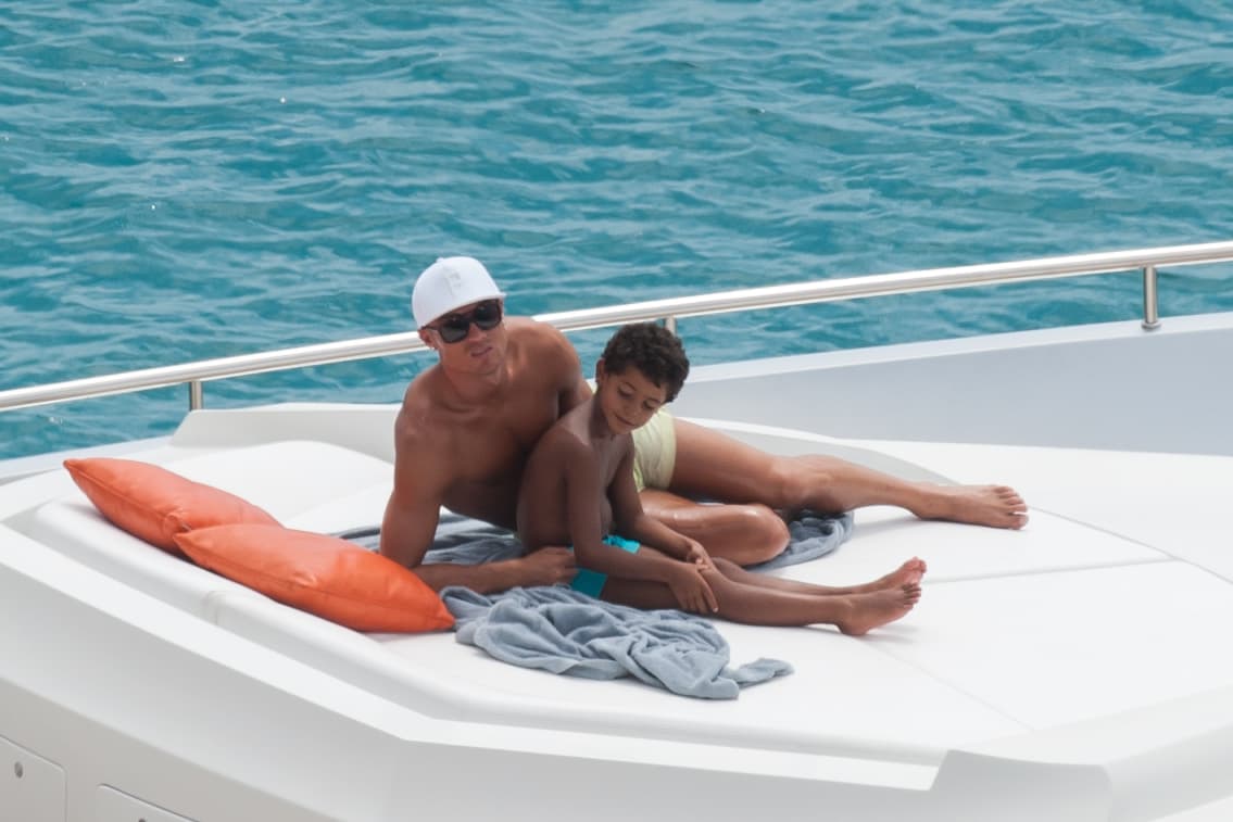 Cristiano Ronaldo se habría convertido en padre de unos lindos mellizos que llevarán por nombre Mateo y Eva.