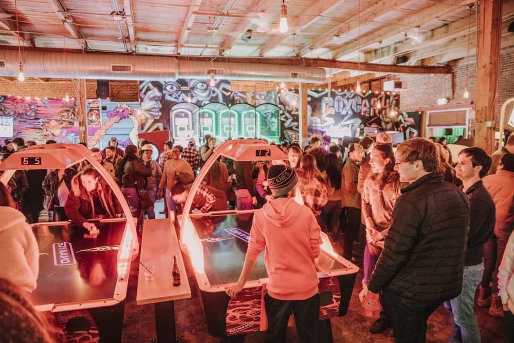 <b>Boxcar Bar + Arcade</b>
<br>
<b>Dirección</b>: 330 W Davie St. Raleigh, NC
<br>
<b>Teléfono</b>: (919) 803-2796
<br>
<b>Sitio web</b>:
<a href="https://theboxcarbar.com/raleigh/">https://theboxcarbar.com/raleigh/</a>
<br>
<b><a href="https://www.yelp.com/map/boxcar-bar-arcade-raleigh">Cómo llegar</a></b>
<br>
<br>Centro diversión con bar, patio, juegos tipo arcade, música en vivo y mucho más.