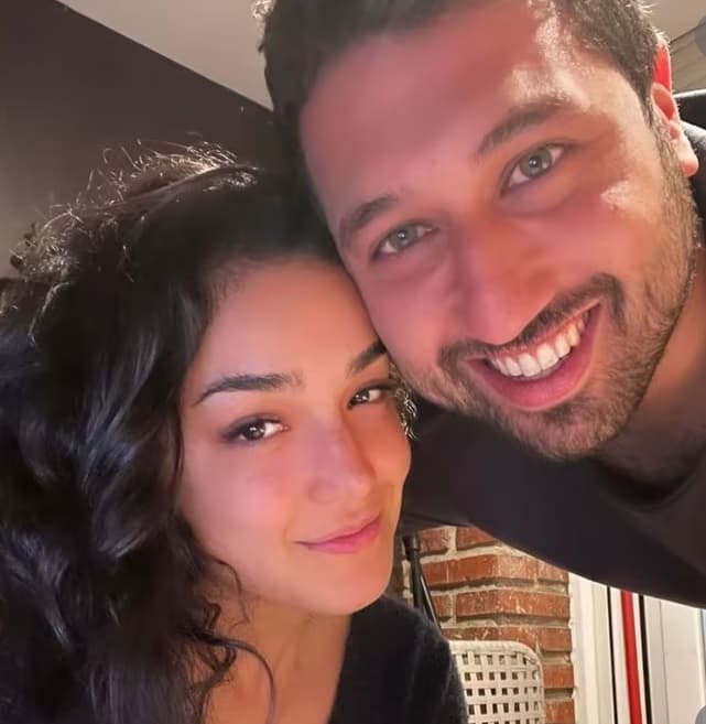 "
<b>He aprendido lo que es el amor maduro</b>. No es media naranja, son dos naranjas completas que se acompañan en la vida. Encontrar una pareja y un mejor amigo en una misma persona es lo mejor", dijo sobre su romance en Instagram.