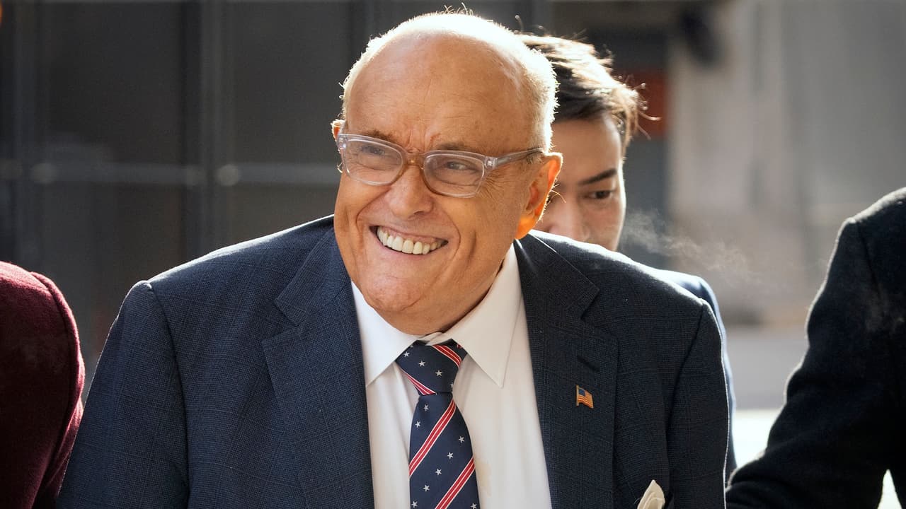 Rudy Giuliani se recupera de neumonía y permanece en estado crítico pero estable.