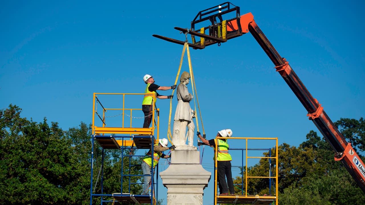 En el caso de Cristóbal Colón hace unos días le quitaron una mano a la estatua y pusieron un letrero de cartón en el que se leía: "RIP the head from your opressor".
