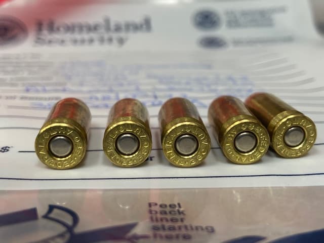 Como poseedor prohibido, fue acusado de contrabando de personas y posesión de un arma cargada.