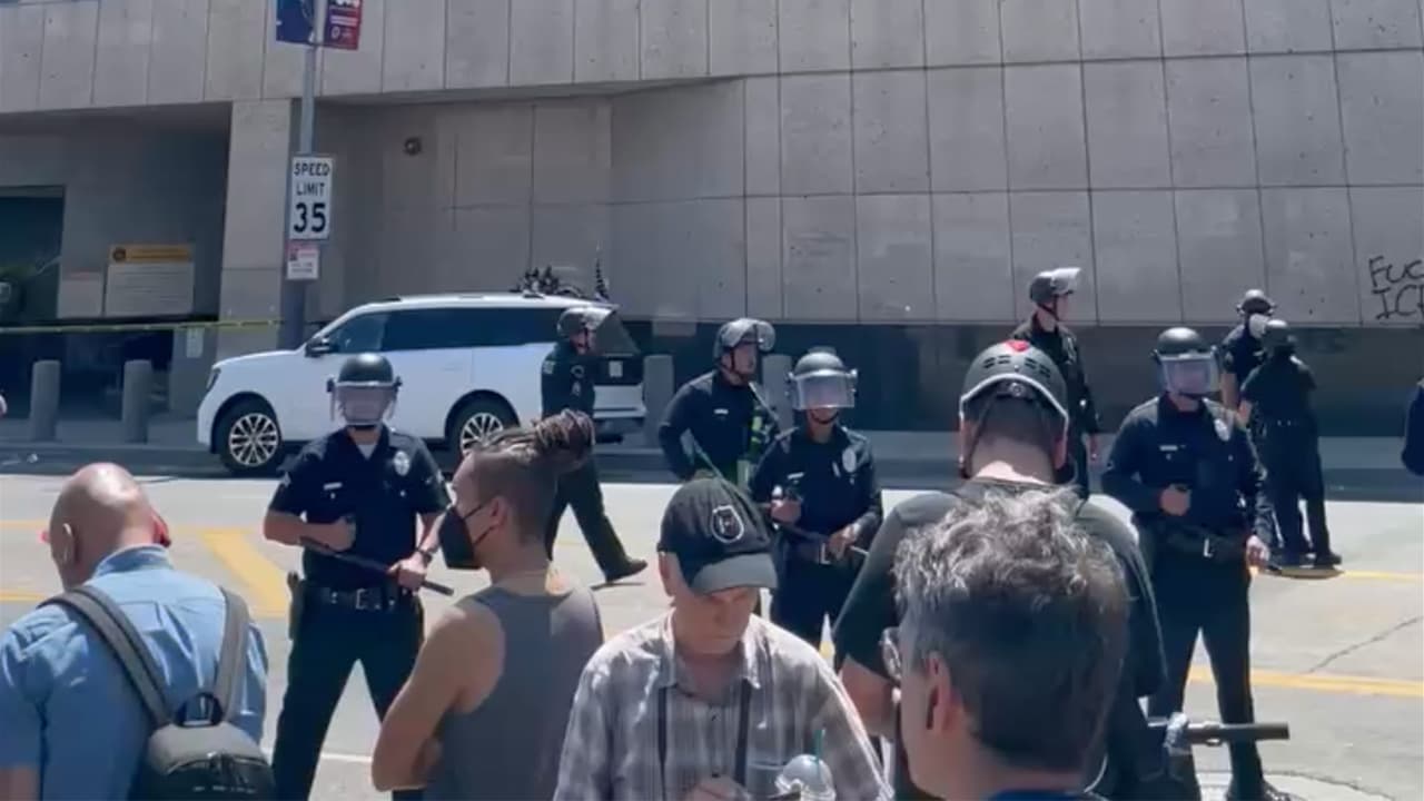 Las autoridades aseguran que el uso de fuerza y las detenciones buscan restablecer el orden, mientras activistas acusan al gobierno de criminalizar protestas pacíficas contra las redadas de ICE.