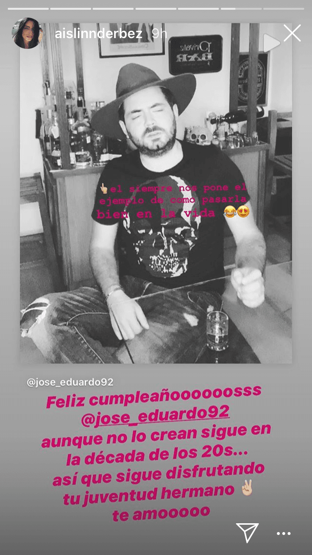 "Feliz cumpleaños José Eduardo, aunque no lo crean 
<b>sigue en la década de los 20's</b>… así que sigue disfrutando tu juventud hermano. Te amo". 
<br>