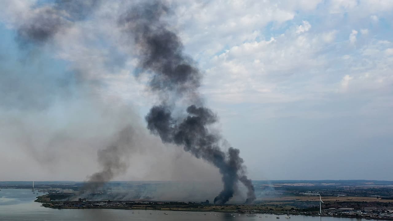 En esta fotografía aérea tomada con un dron este martes 19 de julio de 2022, columnas de humo se elevan desde Dartford, Kent, donde un incendio estalló horas antes como parte de las consecuencias de una importante ola de calor que afecta al Reino Unido. La Brigada de Bomberos de Londres y los servicios de bomberos de todo el país estaban abordando cientos de incendios forestales causados por las temperaturas extremas.