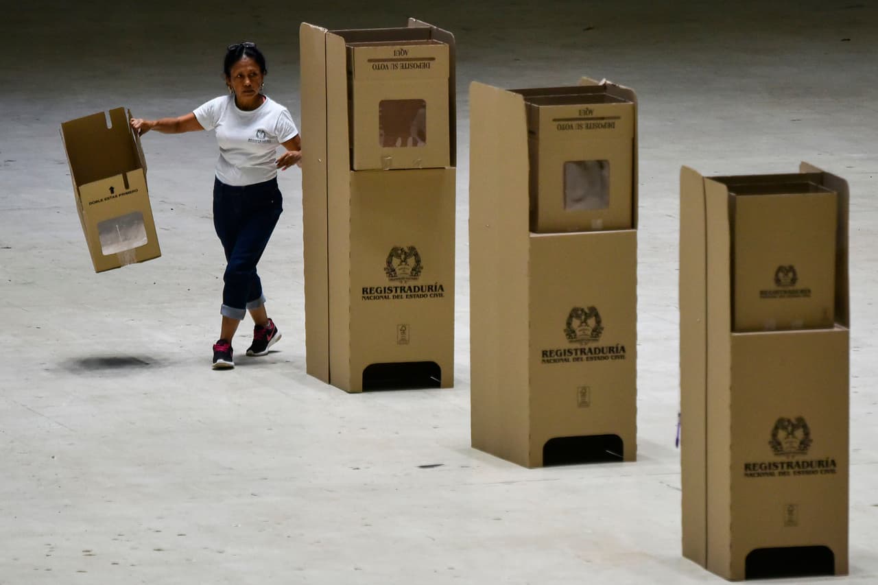 Este viernes 25 de mayo, una funcionaria preparaba las urnas de votación en una mesa de Cali, Colombia.