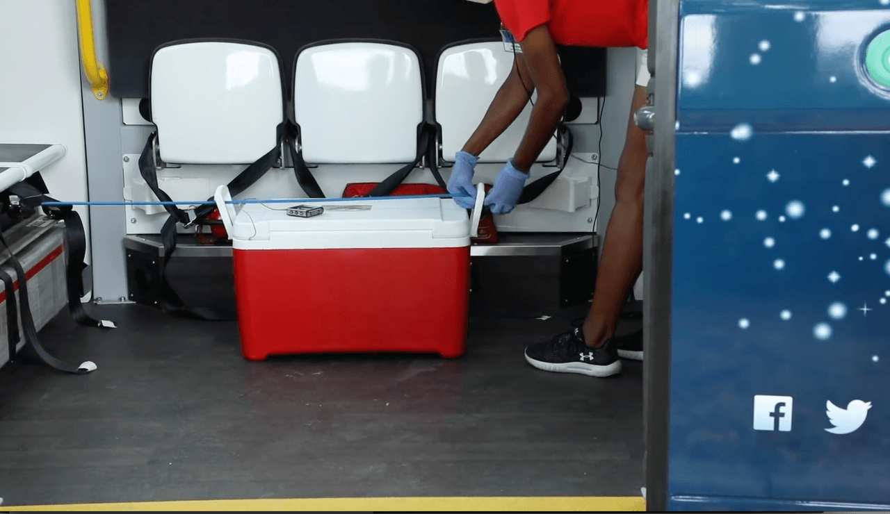 Estos vehículos están programados para detenerse en puntos específicos; y abrir y cerrar sus puertas para que el personal médico cargue y descargue los insumos y las pruebas.