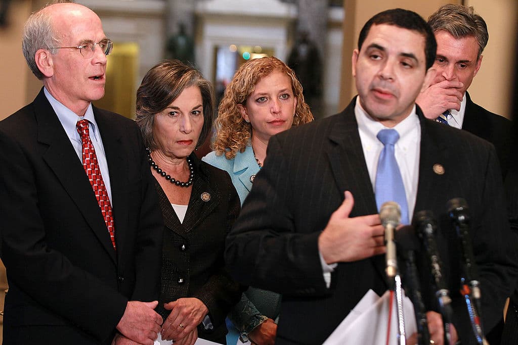 Demócrata latino de Texas explica por qué apoya las duras medidas republicanas de inmigración