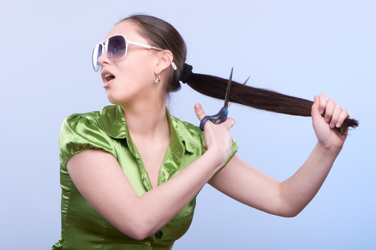 Sécalo con más cuidado, aunque todo el mundo dice que usar secadora es dañino, todo depende de cómo la uses, nosotros te sugerimos que lo hagas con aire frío, esto es muchas veces mejor que dejarlo secar solo. Tampoco lo estrujes con la toalla cuando sales de bañarte, recuerda que cuando está mojado es más frágil y se puede maltratar o romper con mayor facilidad.