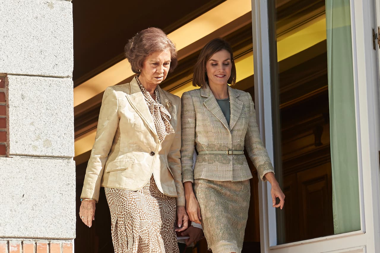 La relación entre la reina emérita y su nuera, la reina Letizia,
<b><a href="https://www.univision.com/entretenimiento/no-fue-por-una-foto-asi-empezo-el-lio-entre-la-reina-letizia-y-la-madre-del-rey-de-espana">no fue siempre tensa</a></b>. Ambas han compartido actos públicos y la monarca más veterana fue una ayuda para la experiodista a la hora de adaptarse a sus nuevas responsabilidades.