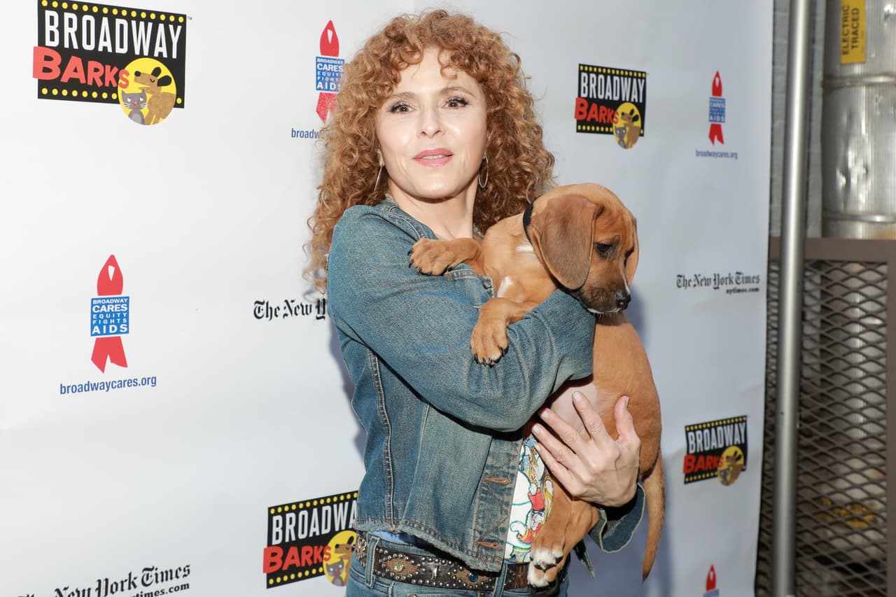 Bernadette Peters ha sobresalido principalmente en Broadway, pues ha hecho múltiples obras de teatro, como los musicales ‘Annie Get Your Gun’ y ‘Gypsy’. Ha sido nominada en diversas ocasiones a premios de prestigio como los Tony (ganó 2), los Grammy, los Emmy y los Premios Globo de Oro.