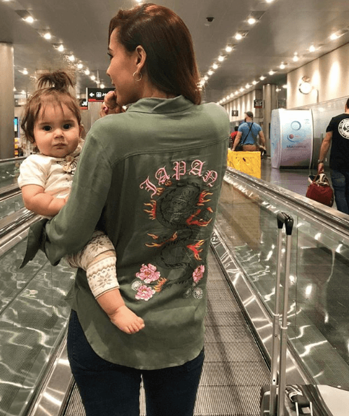 Además, Julieta se ve como una bebé muy tranquila y eso ayuda a la hora de viajar, algo que Vela hace bastante.