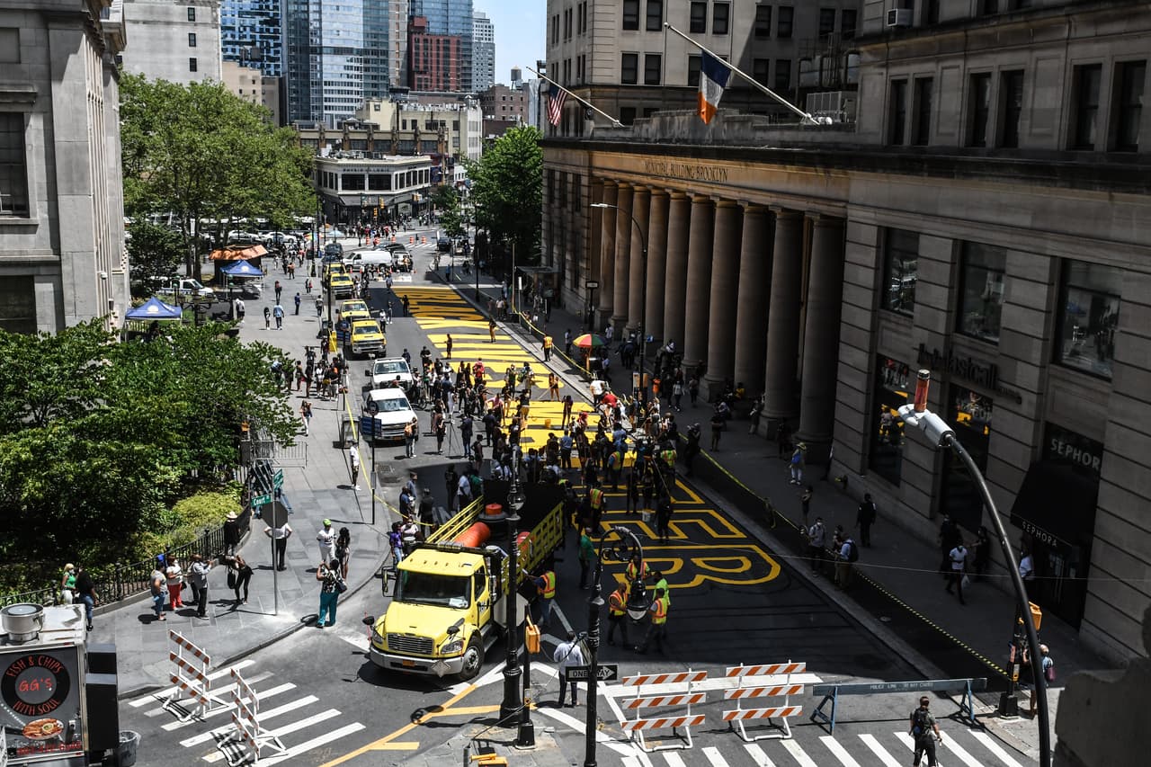 El turno este viernes fue para la calle Joralemon, en Downtown Brooklyn, donde decenas de miembros de la comunidad junto a oficiales electos y personal del Departamento de Transporte delinearon y pintaron este mensaje, que es la bandera de un movimiento que pide el cese del racismo y la violencia policial contra las comunidades de color.