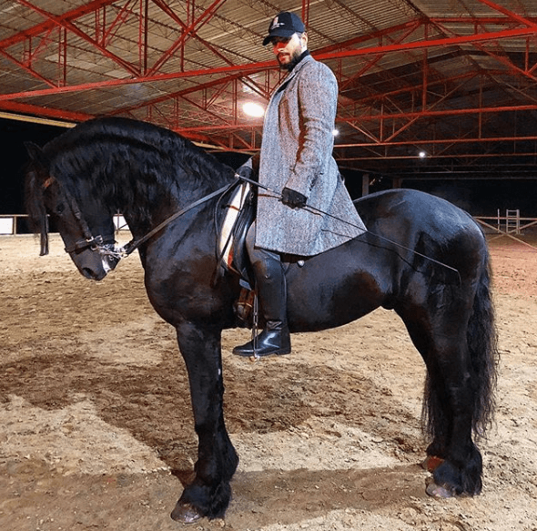 También ha confesado su afición por los caballos, el año pasado llegó a su vida este pura sangre, al que bautizó como Hércules.