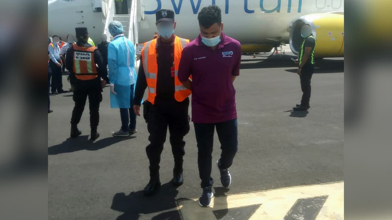 ICE deporta a inmigrante indocumentado que era buscado por homicidio en El Salvador