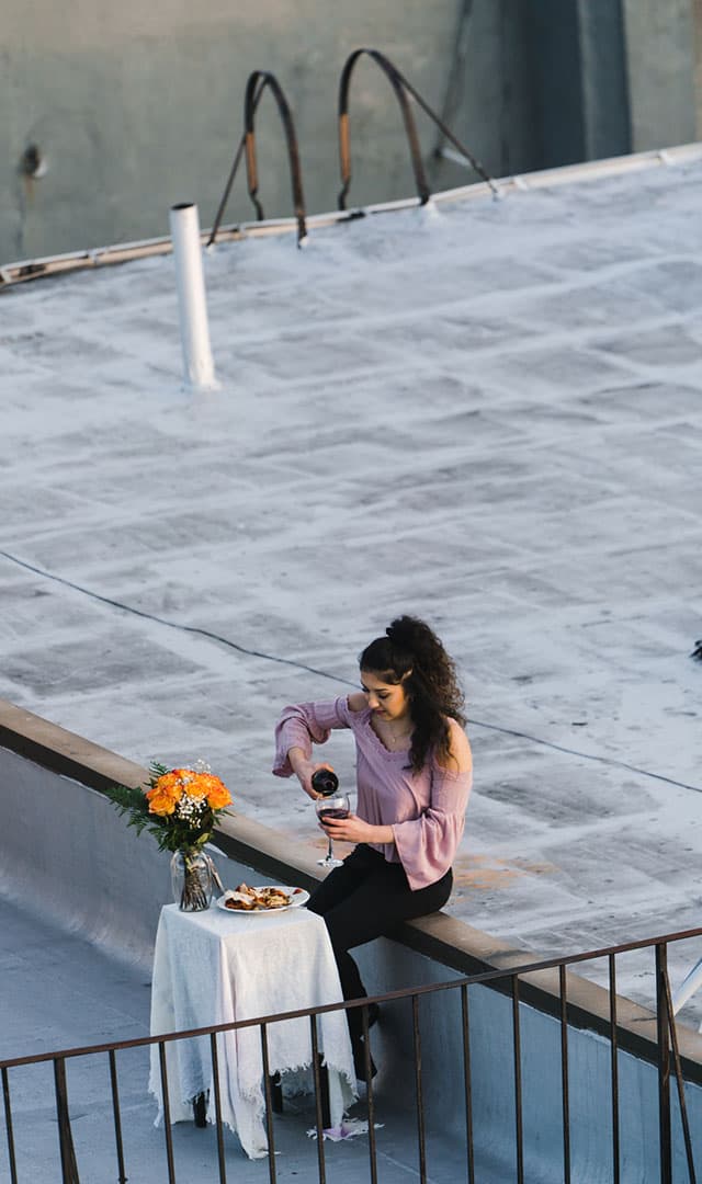 Adem谩s, tambi茅n cont贸 con la ayuda de la compa帽era de apartamento de
<b>Tori</b> para as铆 organizarle a ella la mesa para la cita rom谩ntica.