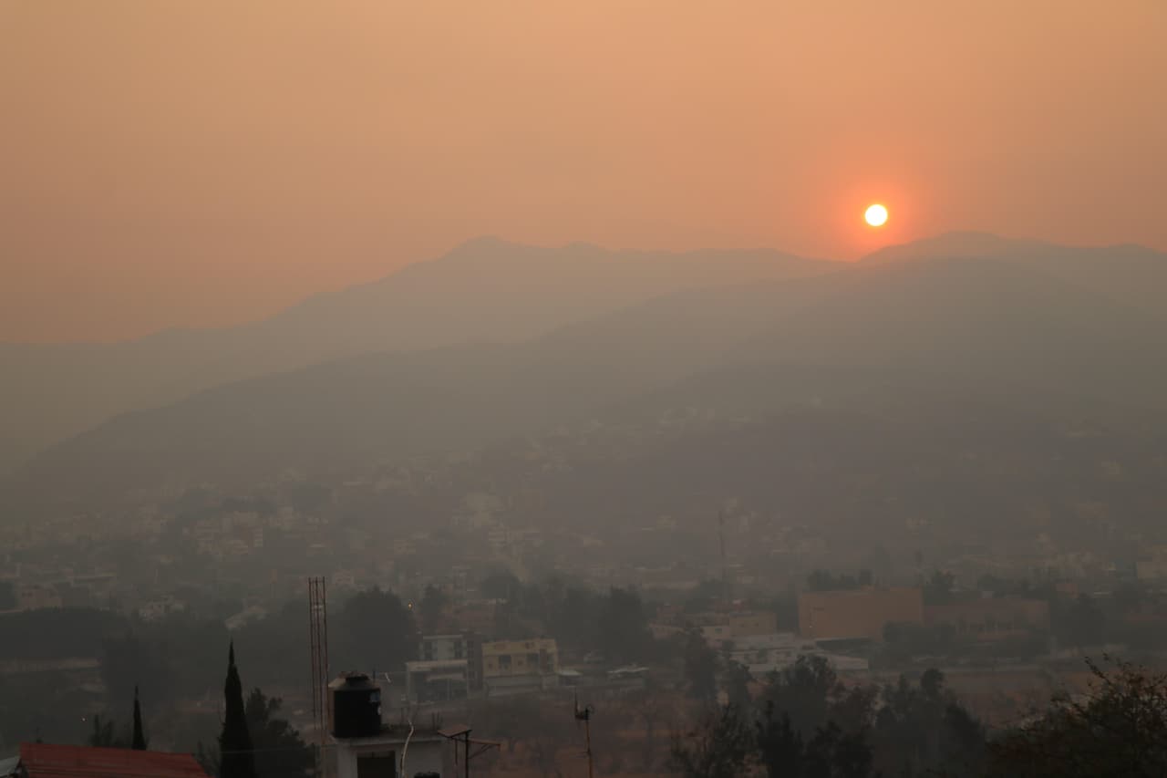 El atardecer en el estado de Guerrero, donde se observa una espesa capa de contaminantes en el ambiente.