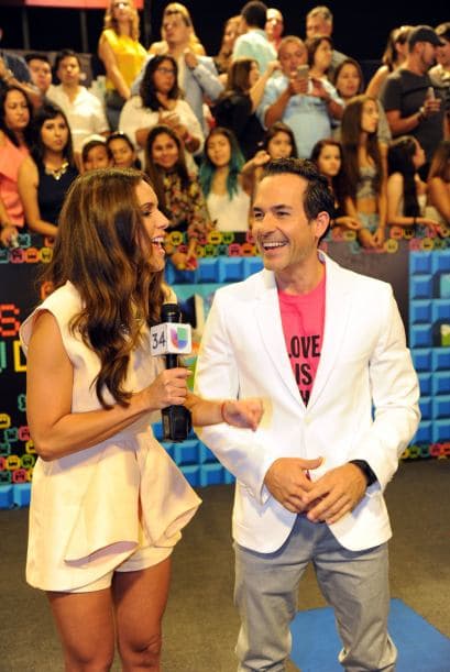 Como siempre, el talento de Univision llegó en grande a la alfombra de Premios Juventud. El azul, los colores vivos y la moda veraniega predominó.