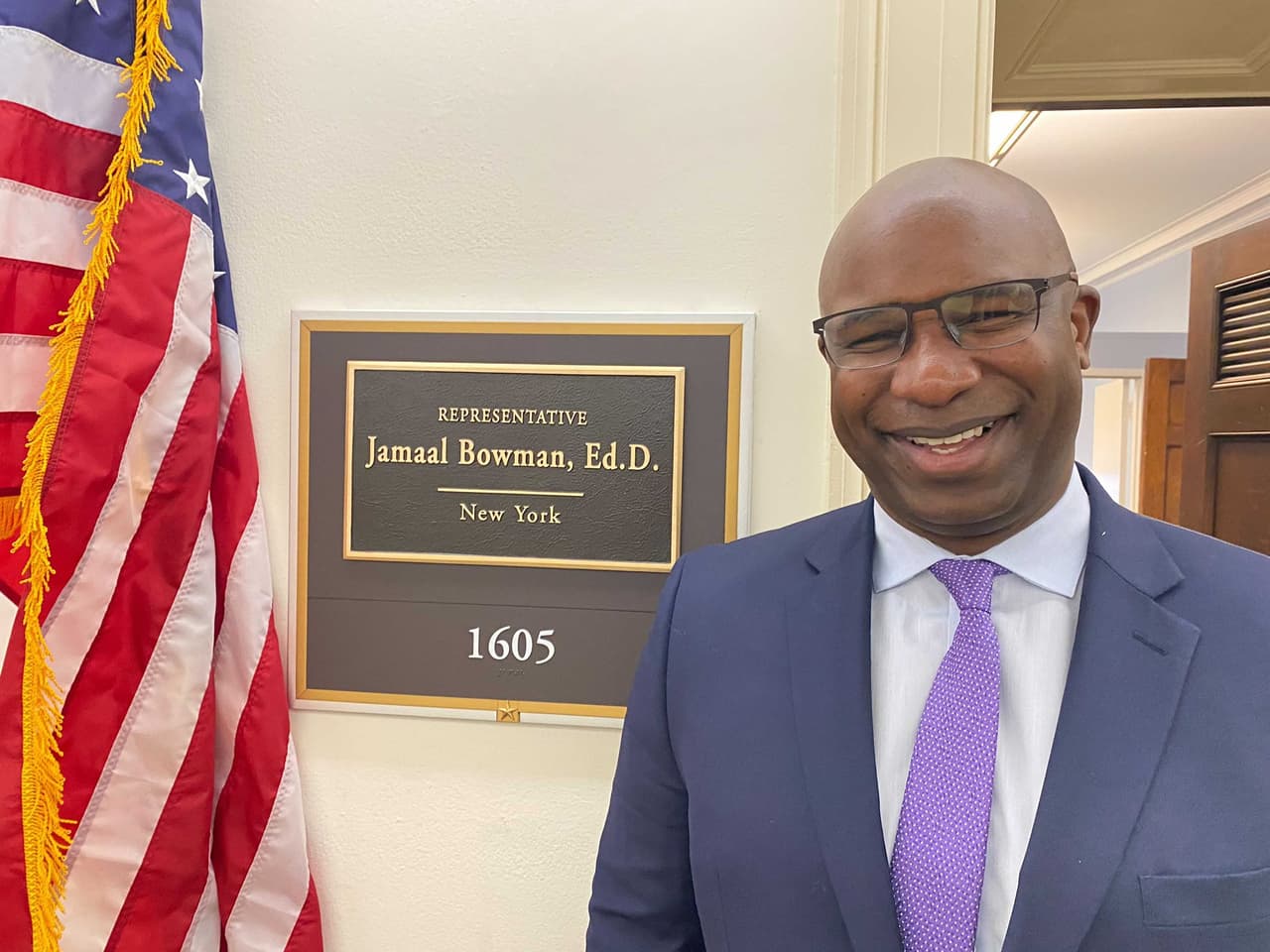 "Estamos en el edificio, familia. La juramentación es hoy a las 12 p.m. ET, ¡sintonice!", dijo Jamaal Bowman el domingo en un mensaje de Twiiter.
<br>
<br>Bowman, ex director de escuela secundaria y novato político, ganó el escaño en el 
<b>Congreso</b> de los Estados Unidos por el Distrito 16 de 
<b>Nueva York</b>, que comprende el norte de El Bronx y el sur del condado de Westchester.
<br>