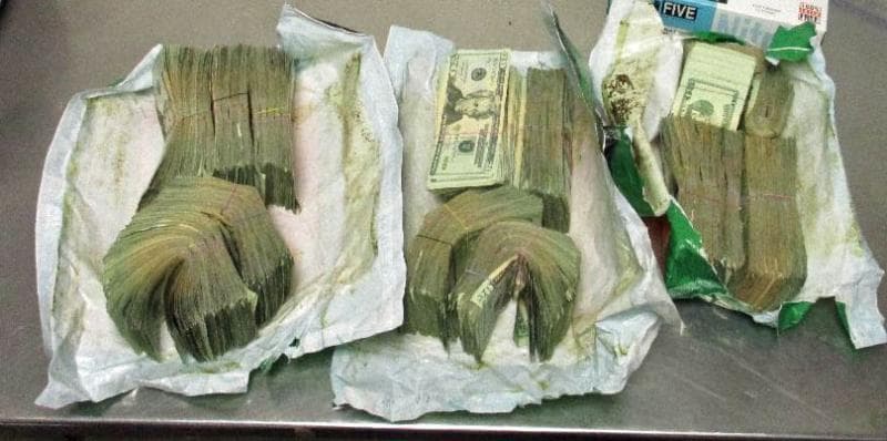 Casi 70,000 dólares en efectivo, de presunta procedencia ilícita, fueron decomisados en la garita de Lukeville, Arizona, el 20 de enero de 2017.